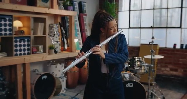 Es gibt weitere Griffvarianten wie den Trompetenmodus sowie Links- und Rechtshändermodi, sodass du in deinem bevorzugten Stil spielen…