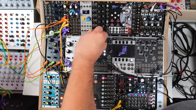 Jetzt habe ich dieses runtergepitchte, dreckige Sample eines ganzen Drones – lass uns damit spielen und vielleicht einige der gesampelten…