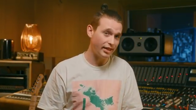 Der Aux-Ausgang hat denselben Effekt wie der Main-Ausgang, nur phasenverschoben.