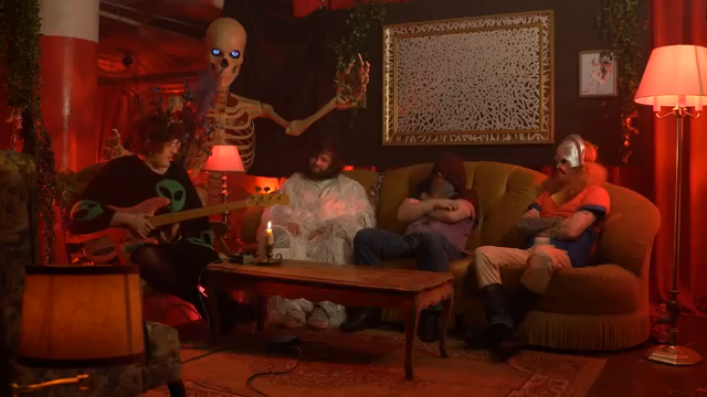 Ich habe ein ganz einfaches Piezo-Kontaktmikrofon auf das Trommelfell geklebt und das Becken verkehrt herum daraufgelegt, sodass die Glocke…