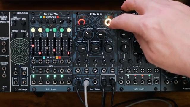 Wenn man den Engine-Selector gedrückt hält, blinkt die LED und zeigt an, dass man sich im Western-Chord-Modus befindet.