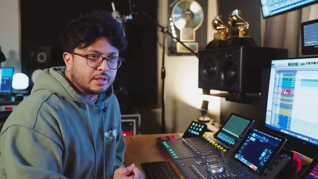 Ich versuche nicht, den Song neu zu erfinden. Ich versuche im Grunde, den Song zu ergänzen, die wichtigsten Teile hervorzuheben, Dimension…