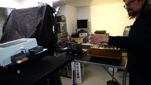 Let's see if the slide projector moves when I press the button here—it does, it does.