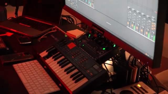 Und darauf hören wir die Realität. Wir haben also zwei Realitäten geschaffen, eine, die in einer Schleife läuft, und eine darüber, die…