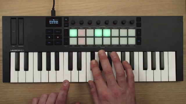 Das Coole daran ist, wenn du eine Note hältst, wiederholt er sie einfach, aber wenn du mehrere hältst, cycled er durch sie durch.