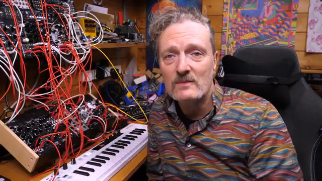 Ich will das alles wieder runterbrechen auf Oszillatoren, Filter, Hüllkurven, VCAs, LFOs, diese Dinge, und wieder mit den Grundlagen…