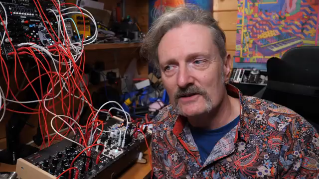 Es könnte dieses kleine Herzstück deines Racks sein, das Sequenzen und Schnipsel aufsaugt, diese statischen Notenrotationen nimmt, sie…