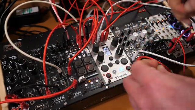 Du kannst einen ganzen Song, ein ganzes Set mit mehreren Playlists aufbauen. Es gibt etwa 999 Patterns pro Playlist und ein Dutzend…