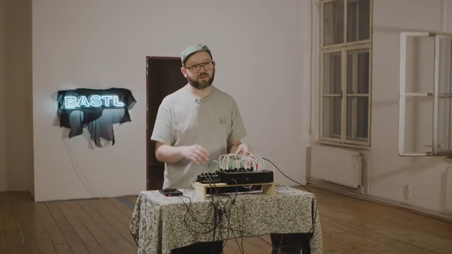 Es bleibt im Sync und hat trotzdem Variationen in den Divisionen und der Geschwindigkeit, was ihm diesen organisch fließenden Sound gibt…