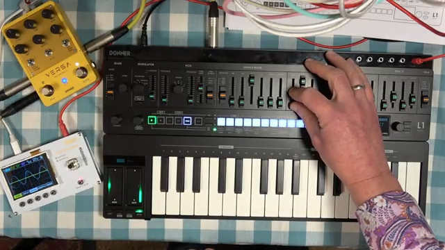 Was hier passiert ist, dass der Filter tatsächlich selbst oszilliert. Ich bekomme also eine Sinuswelle aus dem Filter, weil die Resonanz…