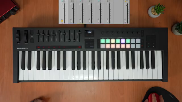 Eine Technik, um diesen zusätzlichen Headroom auszugleichen, ist die Utility auf jeder Track-Device-Chain zu nutzen, um die Pegel…