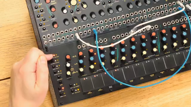 Dann haben wir die melodischen und die perkussiven Ausgänge.