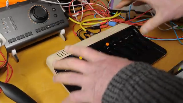 Wie schlecht das Looping und Recording ist, weil man mehr machen will – ich will mehr machen als das, aber jetzt habe ich nur diese eine…