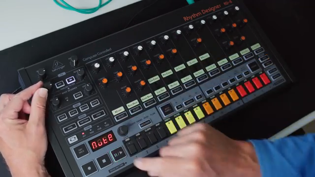 Das ganze Instrument ist analoge Schaltung, digital gesteuert, aber die Klangerzeugung ist analog.