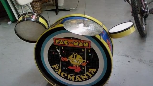 Das ist kein billiges Pac-Man-Drum-Spielzeug. Das spielt sich fast wie das Original.