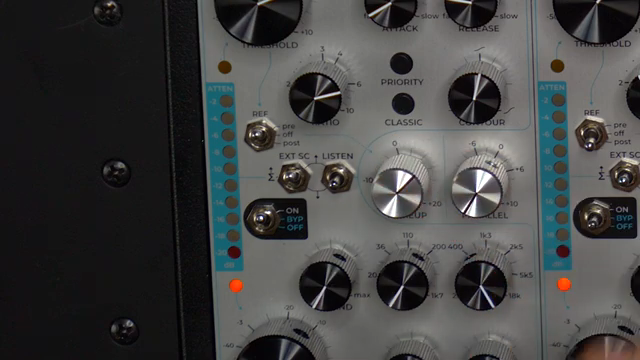 The compressor is reacting just to the external sidechain input.