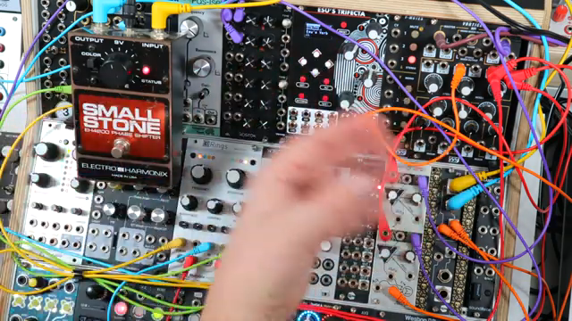 Es ist kein offensichtlicher Phasing-Sound, außer man dreht die Rate zu hoch. Dann wird’s albern. Man versteckt das Phasing fast im…