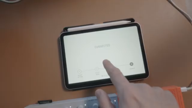 Du hast hier einen schönen Bildschirm, den du übrigens kabellos verbinden kannst, und ich konnte sogar das Firmware-Update direkt aus der…