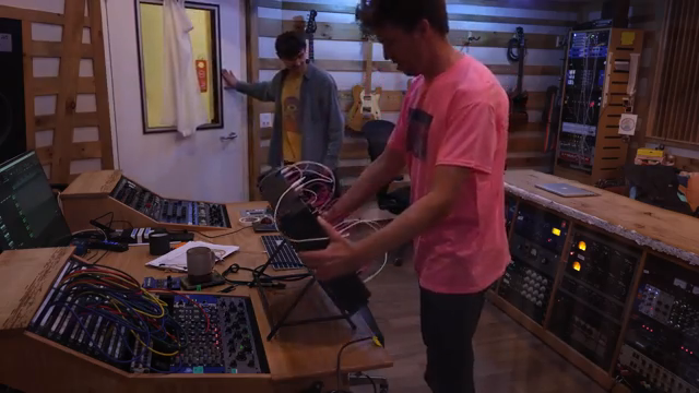 So konnte er einige enge Begegnungen mit verschiedenen traditionellen Musikinstrumenten haben.