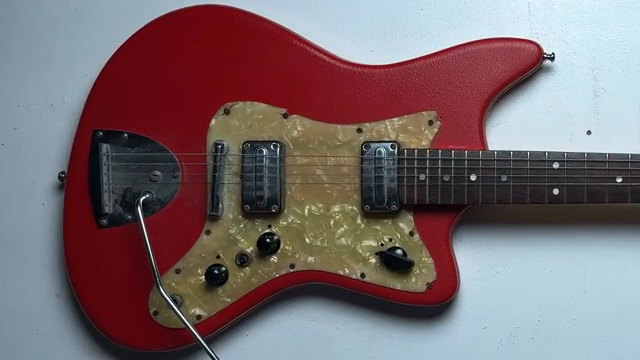 Viele der Konstruktionsentscheidungen, wie der ausgehöhlte Sperrholzkorpus, zeigen deutlich, dass dies immer noch ein Budget-Instrument war.