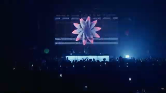 Wir machen viel Hin und Her, wo ich vielleicht etwas mache oder eine Idee habe und er dann etwas am Song ändert.