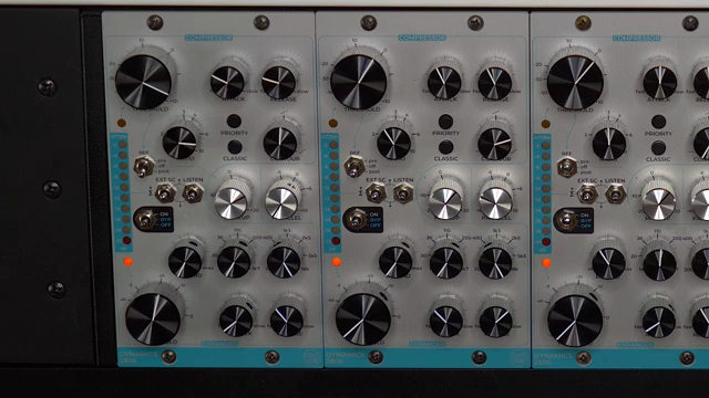 Wenn wir einige der tiefen Frequenzen aus dem Sidechain-Signal entfernen, das ja das Audiosignal selbst ist, wird die Kompression weniger…