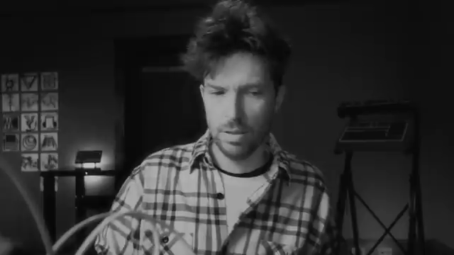 Das ist eine gängige Methode, um einem Drumsound am Anfang Punch oder Impact zu verleihen.