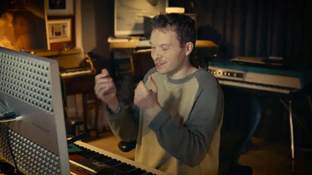 Man hört, wie das Grundrauschen vom Mikrofon richtig angehoben wird, während der Kompressor arbeitet.