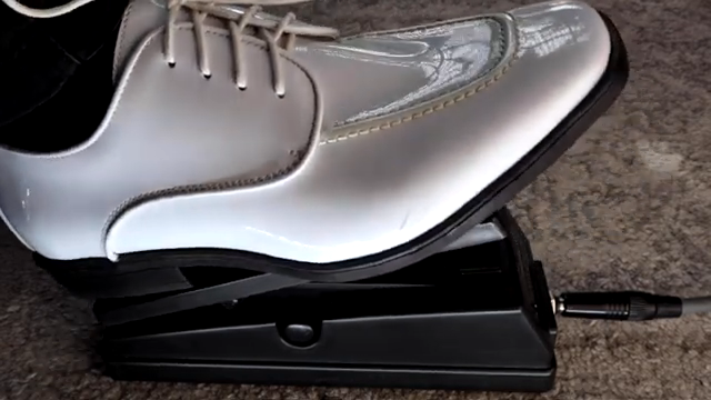 Der Doom-Schalter fügt tiefe Oktavharmonien hinzu.