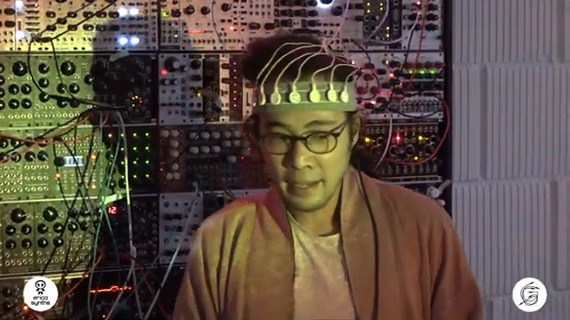 Das EEG misst Spannung und Spannung steuert Synthesizer.