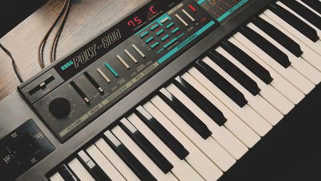 Wir haben zwei DCOs, ein analoges Filter und bis zu acht Stimmen Polyphonie sowie einige ziemlich ungewöhnliche und schräge Eigenschaften.