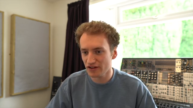 Man muss eigentlich gar nicht so viel tun, um einen eigenen Sound zu haben, und ich finde, Modular hilft dabei total, weil die Kombination…