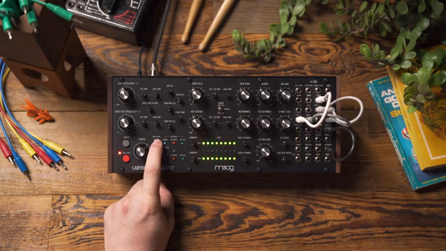 Wenn ich ihn gedrückt halte, blinkt er irgendwann grün, und das zeigt mir, dass das Pattern, das ich jetzt habe, gespeichert ist.