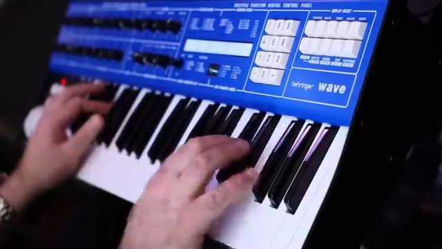 Wave hat einen Dual-Arpeggiator, einen eingebauten polyphonen Sequencer und acht Einzelausgänge, einen pro Stimme.