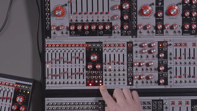 Wir sind jetzt im sogenannten Strobe-Mode, was bei Buchla bedeutet, dass man den Abspielkopf mit externer Spannung steuern kann.