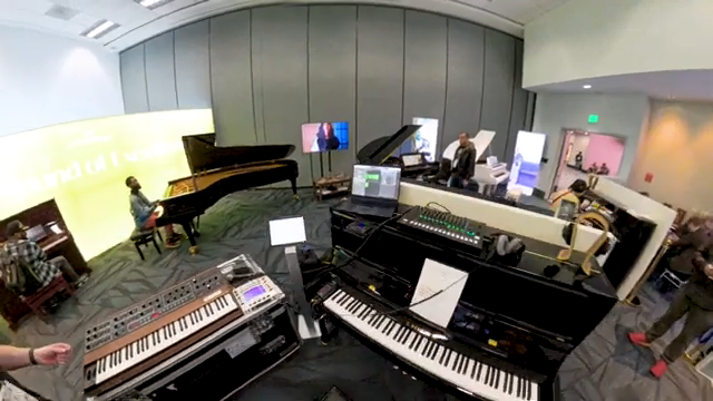 Man kann es mit dem iPad, Android oder auch dem Notebook verbinden.