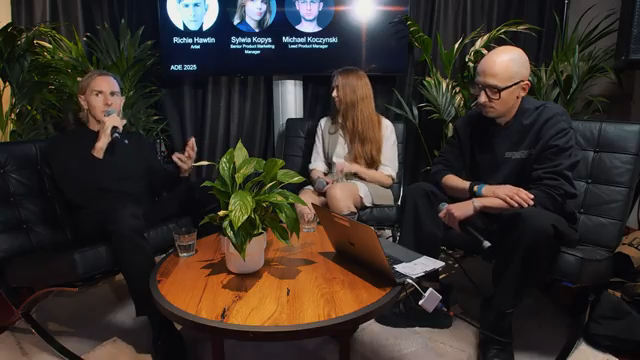 Wie können wir diese Dateien, die wir abspielen, auf neue Weise kontrollieren, um DJing zu einer neuen Art von DJing zu machen?