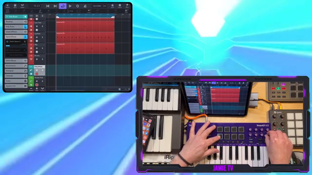 Ich kann die Transportleiste steuern, Akkorde spielen, Lead spielen und die Regler für Synth-Parameter, Lautstärken und Effektsends nutzen.