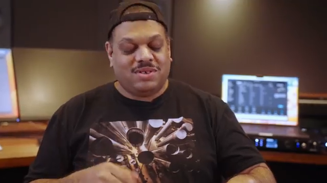 Du drückst den Akkord-Button, hältst ihn fest und spielst einfach einen ganzen Akkord, den du magst.