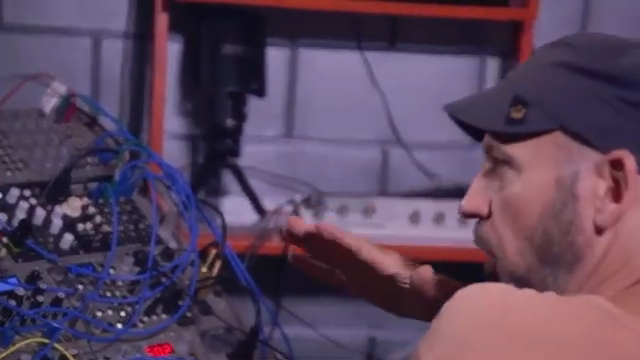 Auf der Filterfrequenz läuft ein kleines LFO, also ist schon eine Art menschlicher Aspekt vom Computer programmiert.