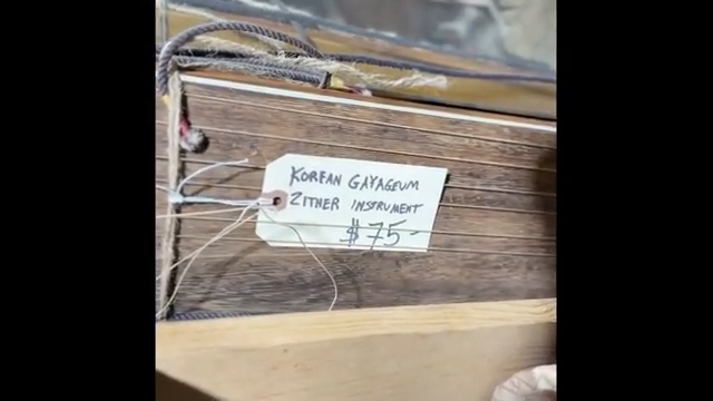 Dieses Instrument heißt Kyogum und ja, es ist eine 12-saitige Harfe aus Korea.