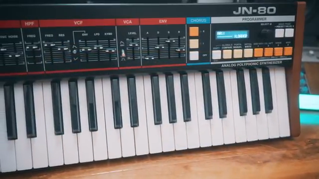 Und es ist natürlich eine originalgetreue Nachbildung dieses legendären japanischen Synthesizers, des Juno 60.