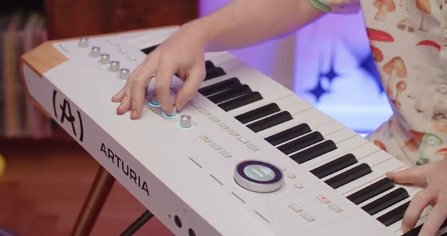 Astrolab und AnalogLab teilen sich die gleichen Sounds in ihrer Struktur von Makros, Effekten und Fadern und können daher hervorragend…