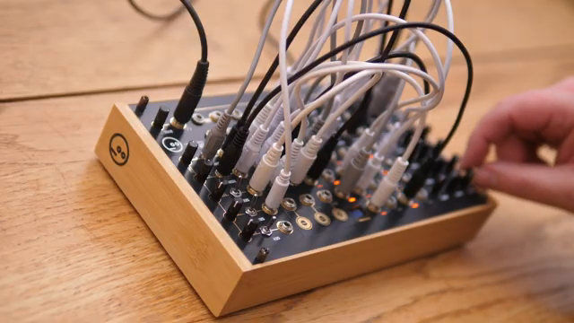 Was macht man damit? Es gibt nichts Vergleichbares, es wirft einfach alles Offensichtliche über Bord, wie so viele Synths.