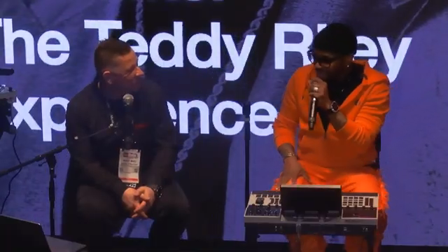 Es ist eine Drum Machine von derselben Firma. Ich muss sie haben.