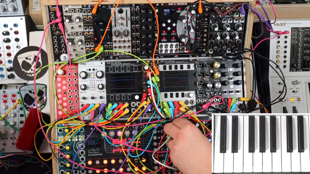 Es ist einfach genial, ein frei bewegliches, modulierendes Patch einzufrieren und dabei neue Klangfarben zu entdecken.