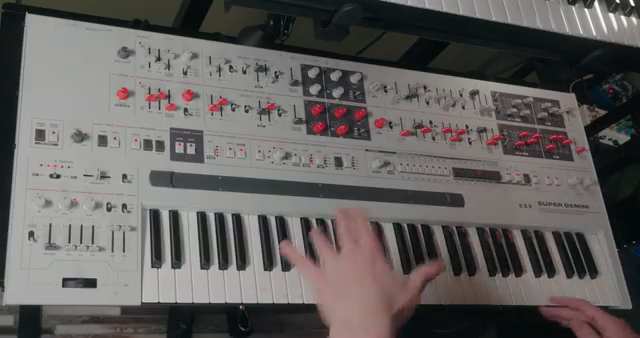 Wenn ich sie jeweils in einem Satz beschreiben müsste: Der Analogfilter des 3rd Wave ist gritty. Der des Super Gemini ist brassy.