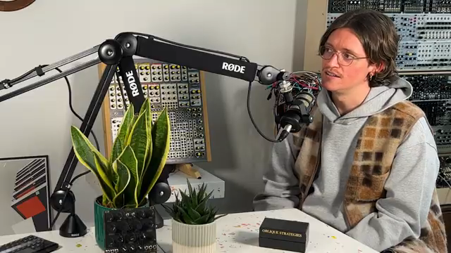 Es ist im Grunde ein kleines Desktop-Gerät mit mechanischen Resonatoren.