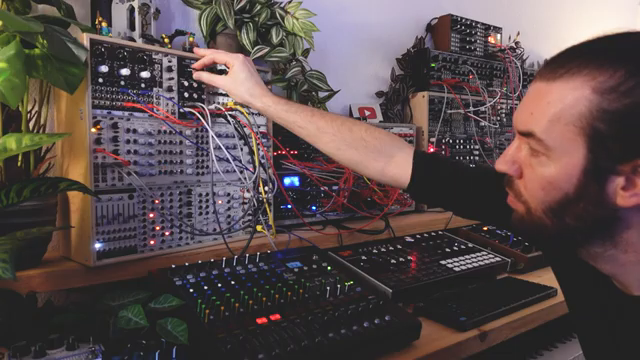 Alles ist sehr leise und mit viel Rauschen aufgenommen, sodass es durch den hohen Rauschpegel und die subtile Filterbewegung intimer wirkt.