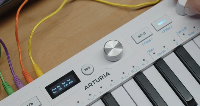 Das bedeutet, die Tastatur wird zum Modulationsgehirn für deinen semi-modularen Synth.